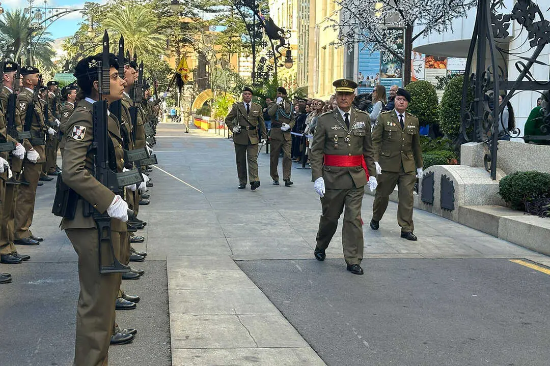 Entrega de la Medalla de Plata al  Regimiento de Caballer&iacute;a Montesa n&ordm;3 / Mohamed Ettouileb