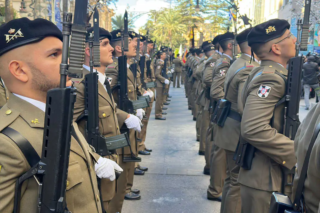 Entrega de la Medalla de Plata al  Regimiento de Caballer&iacute;a Montesa n&ordm;3 / Mohamed Ettouileb