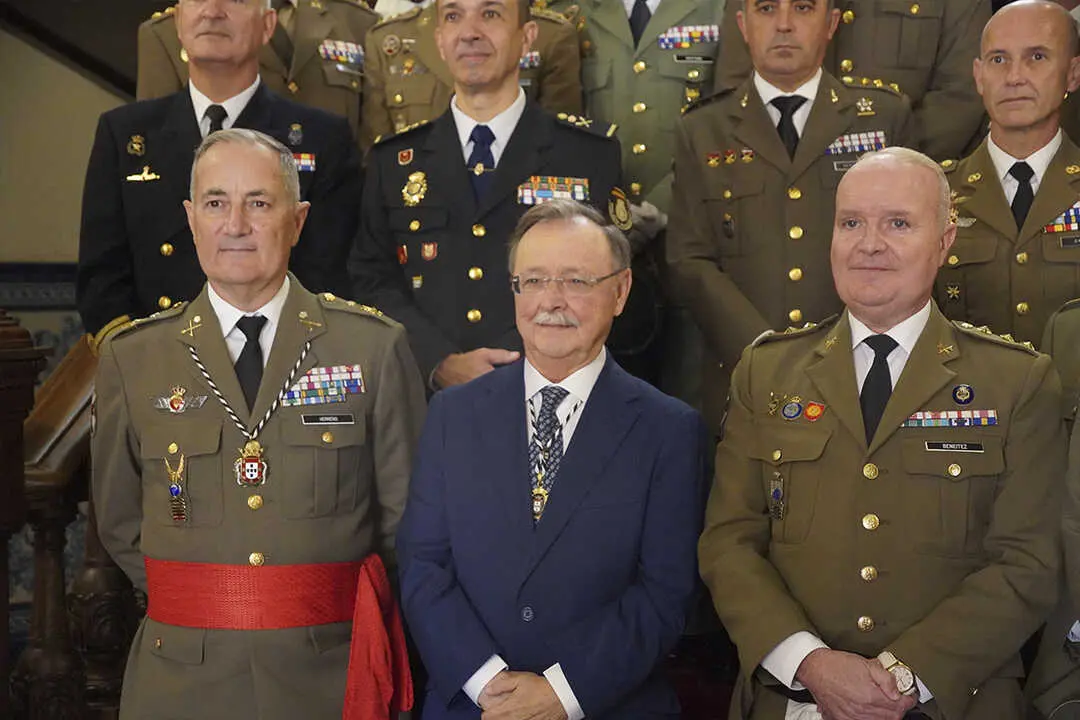 Entrega de la Medalla de Plata al  Regimiento de Caballer&iacute;a Montesa n&ordm;3