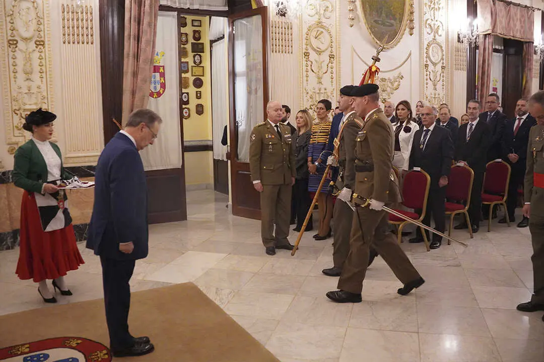 Entrega de la Medalla de Plata al  Regimiento de Caballer&iacute;a Montesa n&ordm;3