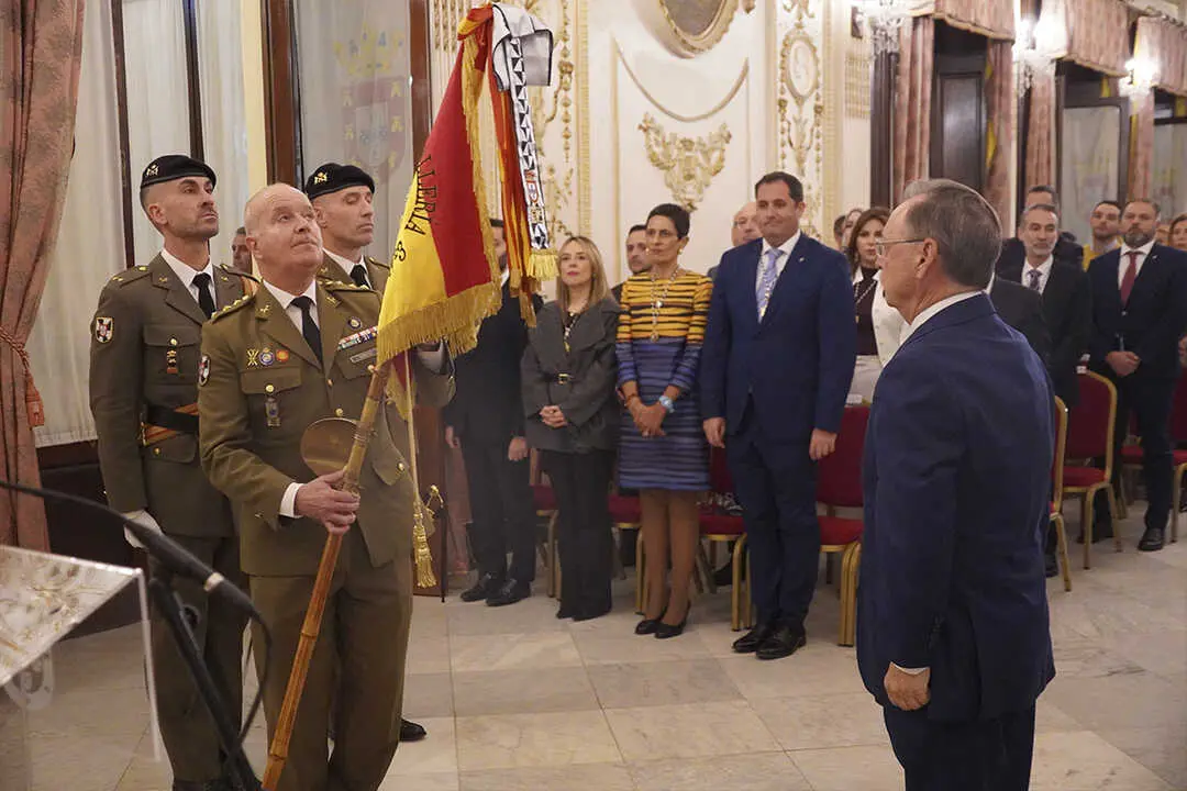 Entrega de la Medalla de Plata al  Regimiento de Caballer&iacute;a Montesa n&ordm;3