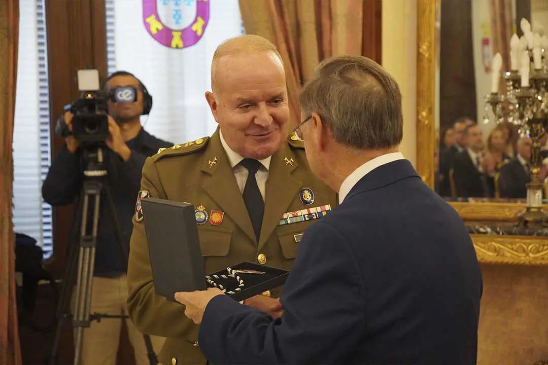 Entrega de la Medalla de Plata al  Regimiento de Caballer&iacute;a Montesa n&ordm;3