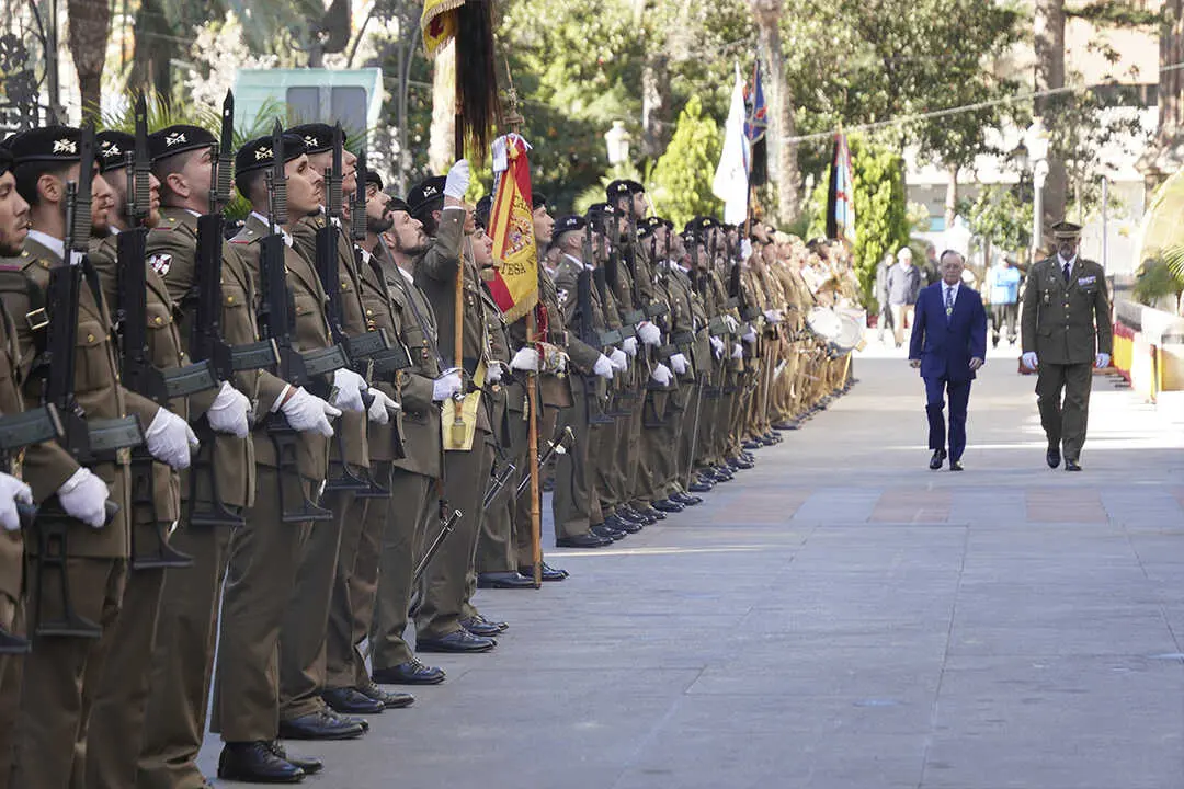 Entrega de la Medalla de Plata al  Regimiento de Caballer&iacute;a Montesa n&ordm;3