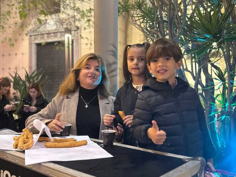Chocolate, churros y Zamboba: la Navidad llega a Plaza de los Reyes / Alma Palomino