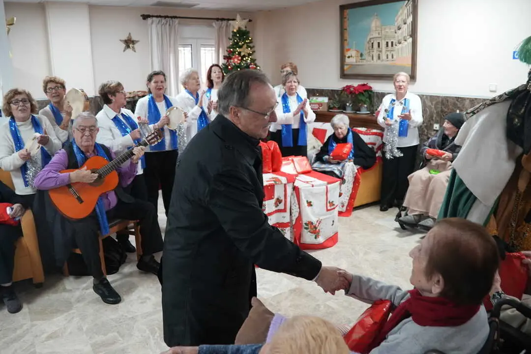 Visita de los Reyes Magos a los centros de Mayores