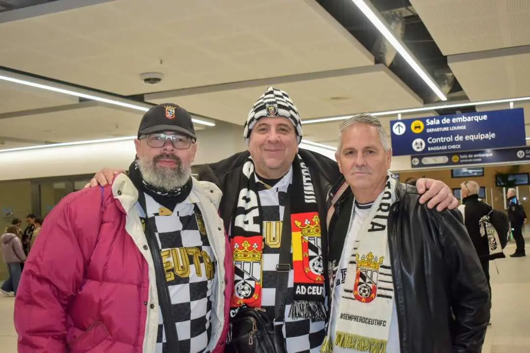 La afici&oacute;n de la AD Ceuta FC rumbo a M&aacute;laga. Foto: Rafa B&aacute;ez