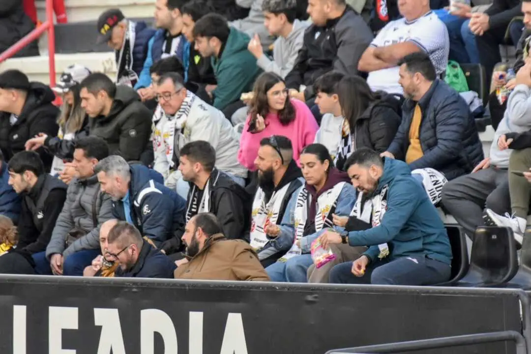 Afici&oacute;n de la AD Ceuta FC en el Alfonso Murube. Foto: Rafa B&aacute;ez