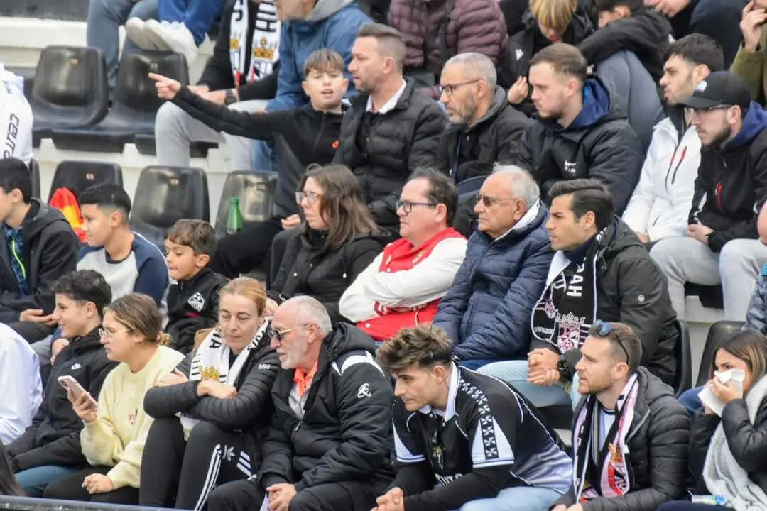 Afici&oacute;n de la AD Ceuta FC en el Alfonso Murube. Foto: Rafa B&aacute;ez