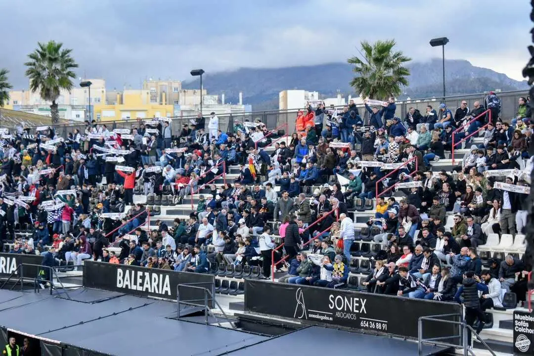 Afici&oacute;n de la AD Ceuta FC en el Alfonso Murube. Foto: Rafa B&aacute;ez