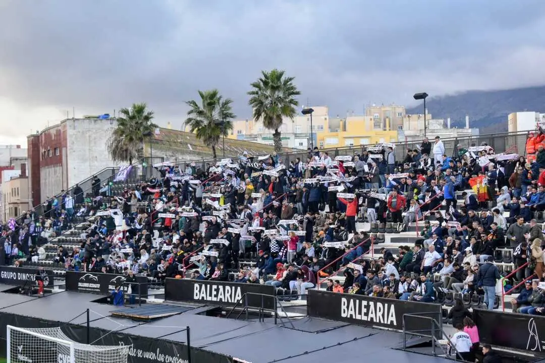 Afici&oacute;n de la AD Ceuta FC en el Alfonso Murube. Foto: Rafa B&aacute;ez