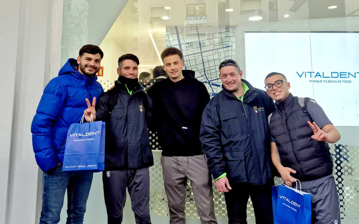 Capa y Yago, jugadores de la AD Ceuta FC, junto a integrantes del equipo Genuine (1)
