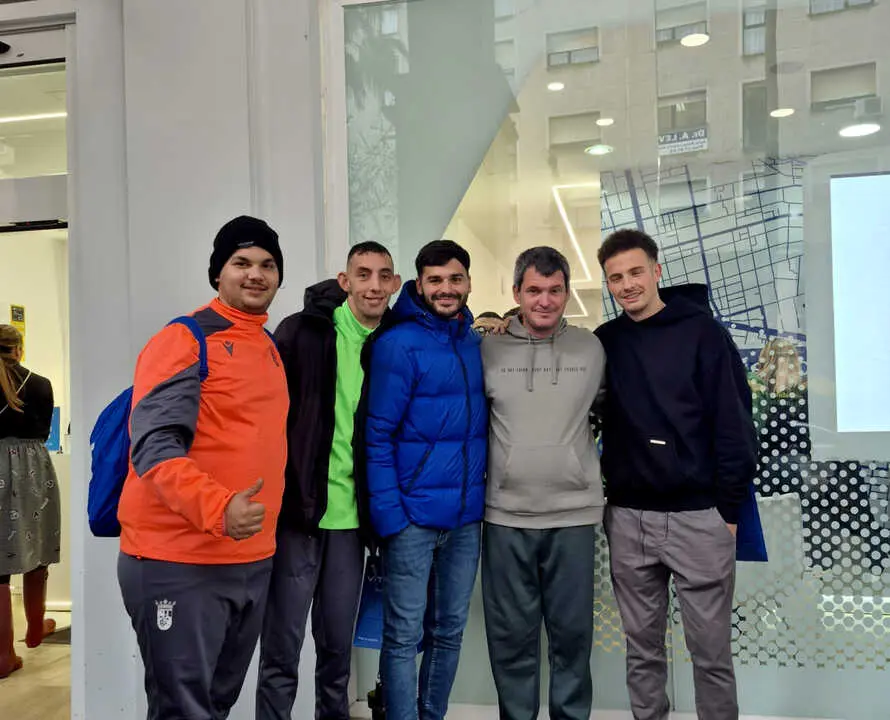 Capa y Yago, jugadores de la AD Ceuta FC, junto a integrantes del equipo Genuine