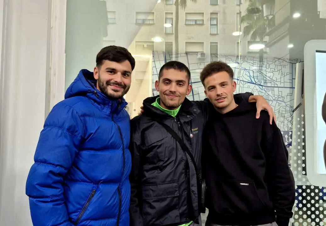 Capa y Yago, jugadores de la AD Ceuta FC junto a integrantes del equipo Genuine