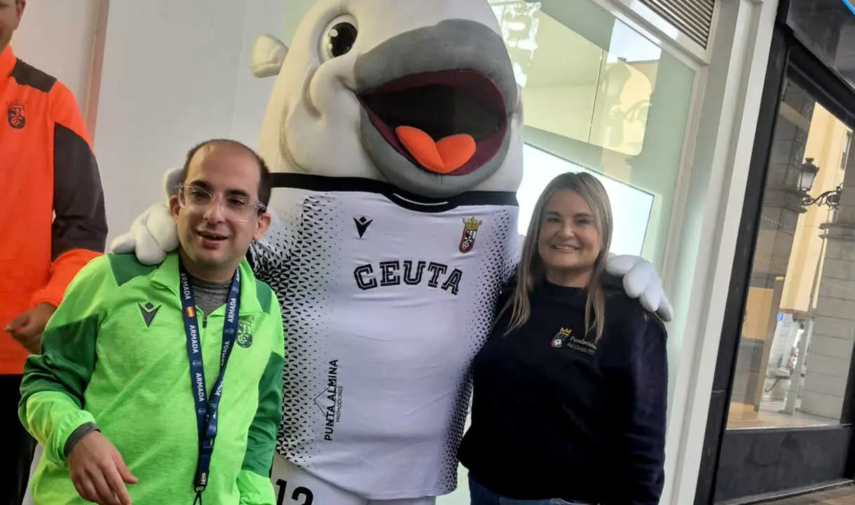 Caballati junto a integrantes del equipo Genuine de la AD Ceuta FC (3)