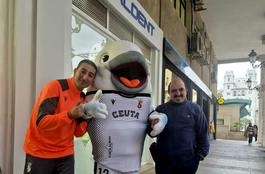 Caballati junto a integrantes del equipo Genuine de la AD Ceuta FC (2)