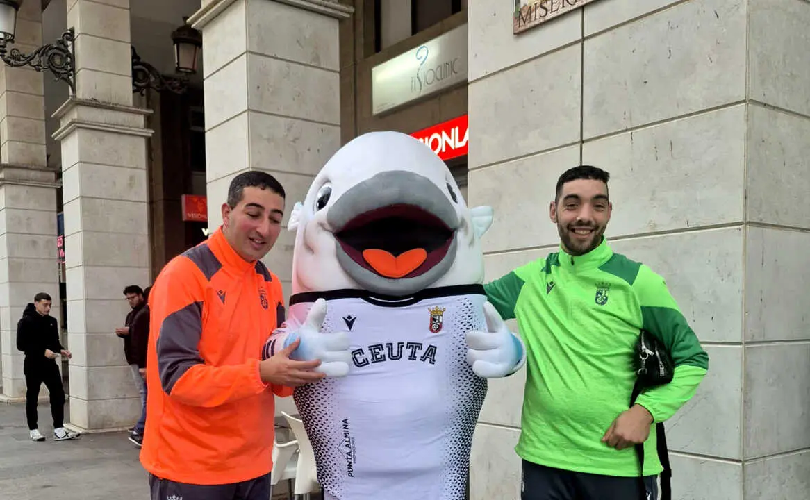 Caballati junto a integrantes del equipo Genuine de la AD Ceuta FC (1)
