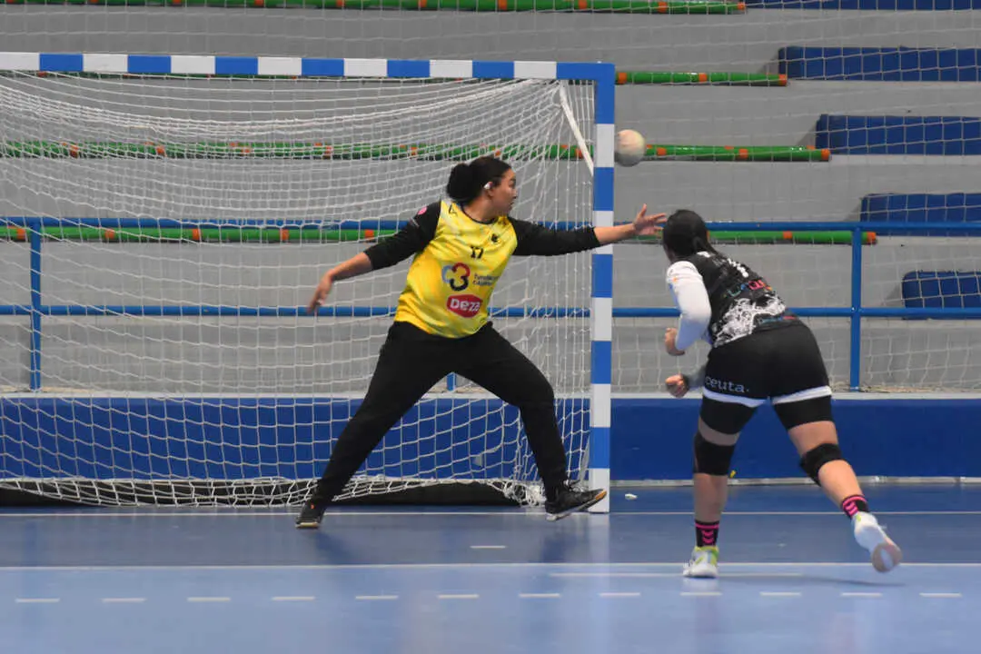 Encuentro entre el Balonmano Estudiantes de Ceuta y el DEZA C&oacute;rdoba. Foto: Rafa B&aacute;ez