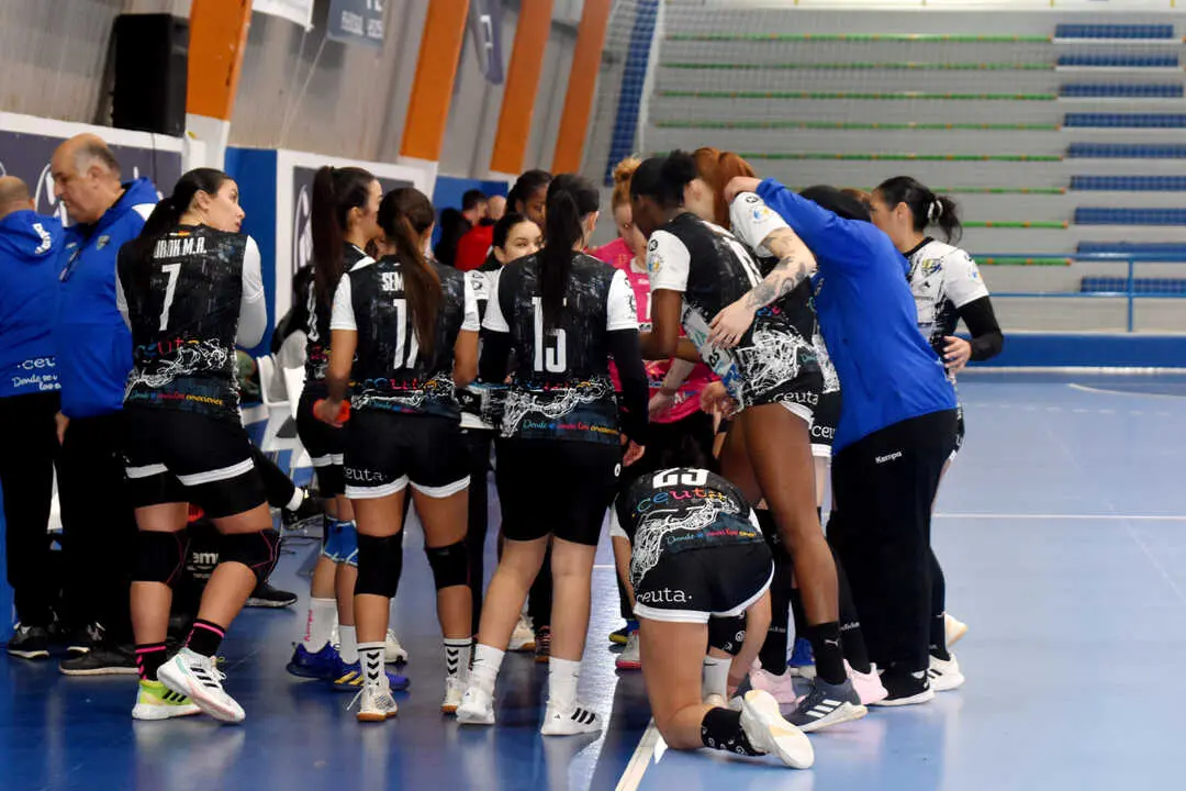 Encuentro entre el Balonmano Estudiantes de Ceuta y el DEZA C&oacute;rdoba (12)