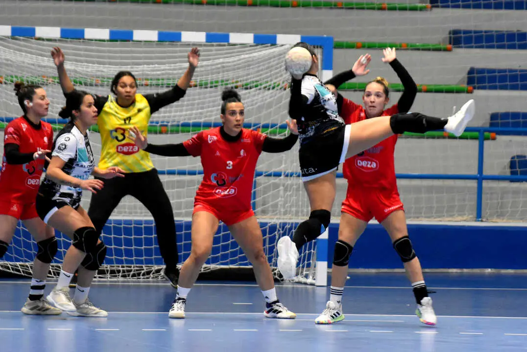 Encuentro entre el Balonmano Estudiantes de Ceuta y el DEZA C&oacute;rdoba (11)