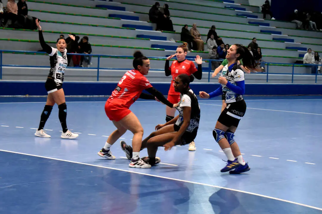 Encuentro entre el Balonmano Estudiantes de Ceuta y el DEZA C&oacute;rdoba (10)