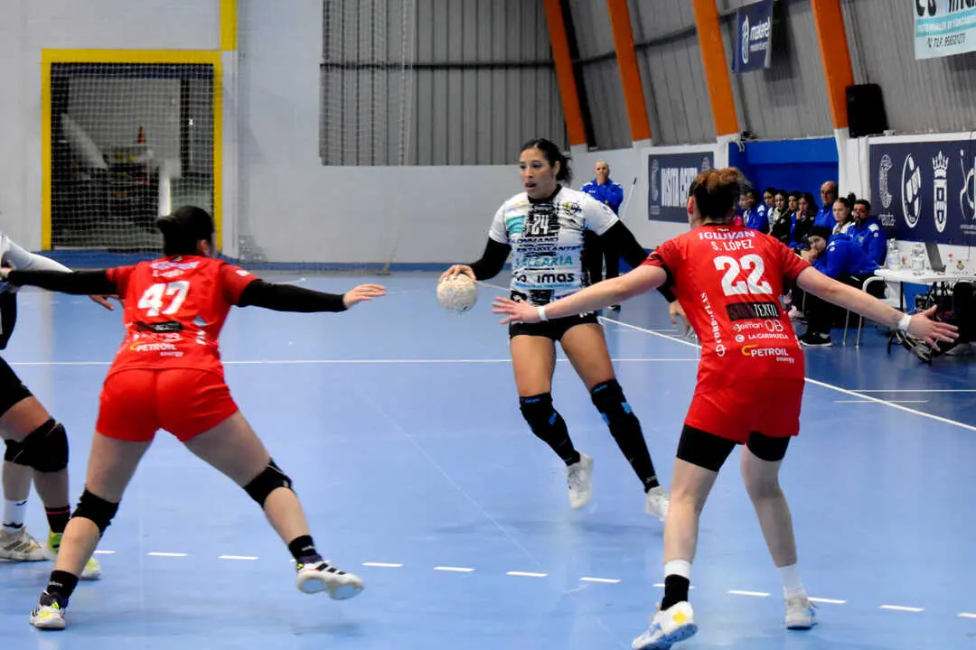 Encuentro entre el Balonmano Estudiantes de Ceuta y el DEZA C&oacute;rdoba (9)