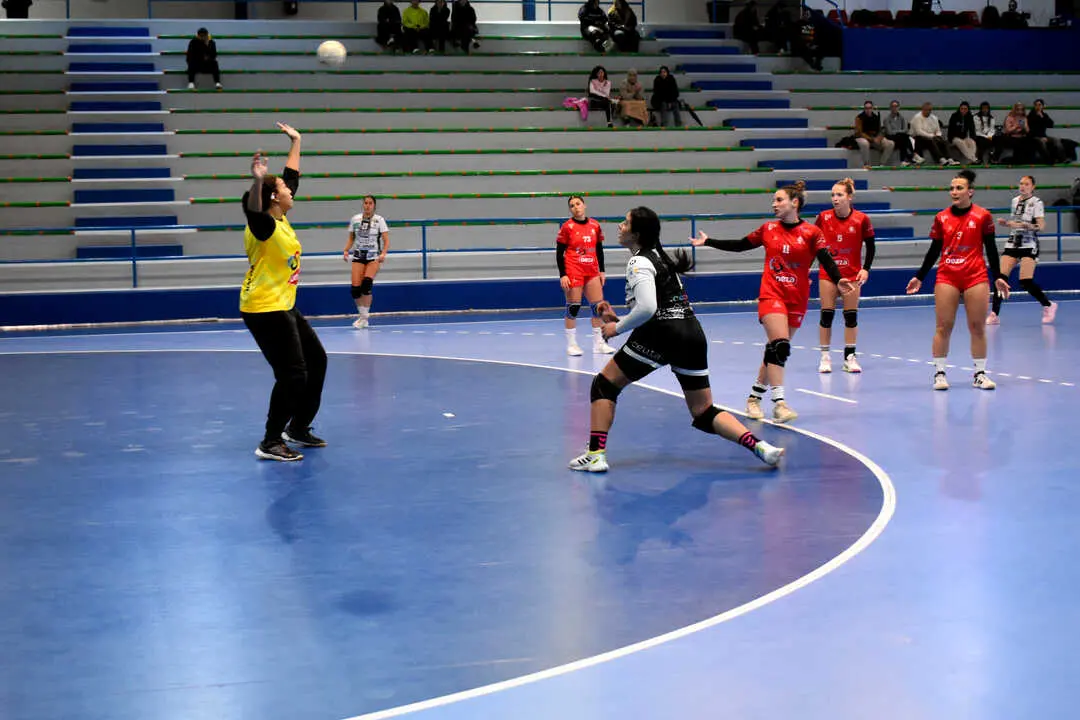 Encuentro entre el Balonmano Estudiantes de Ceuta y el DEZA C&oacute;rdoba (8)
