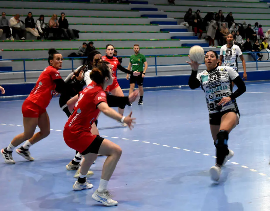Encuentro entre el Balonmano Estudiantes de Ceuta y el DEZA C&oacute;rdoba (5)