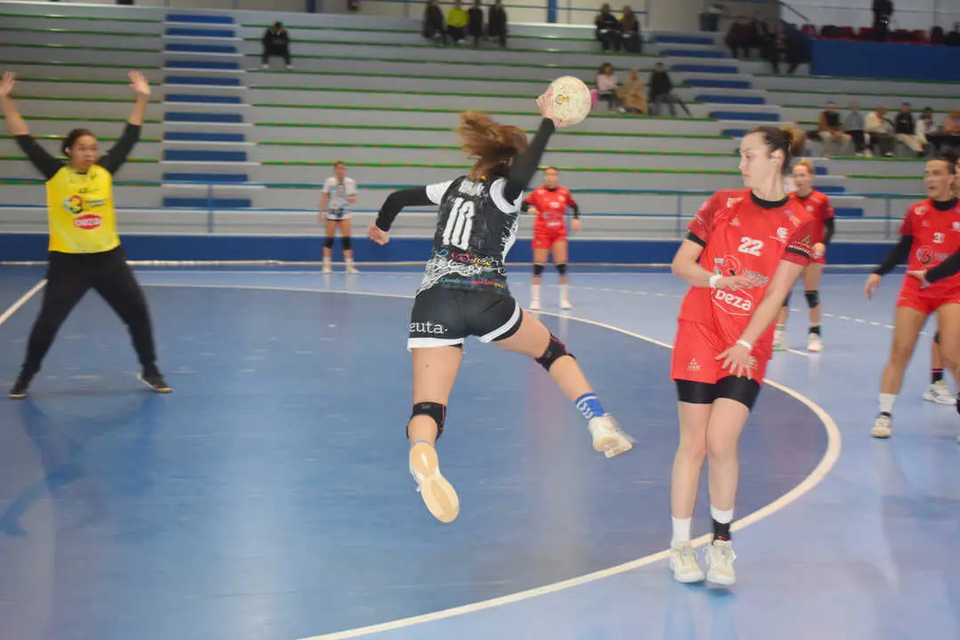 Encuentro entre el Balonmano Estudiantes de Ceuta y el DEZA C&oacute;rdoba. Foto: Rafa B&aacute;ez