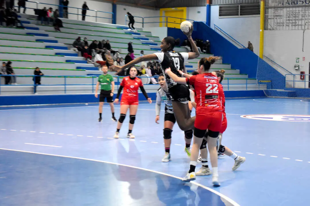 Encuentro entre el Balonmano Estudiantes de Ceuta y el DEZA C&oacute;rdoba (3)