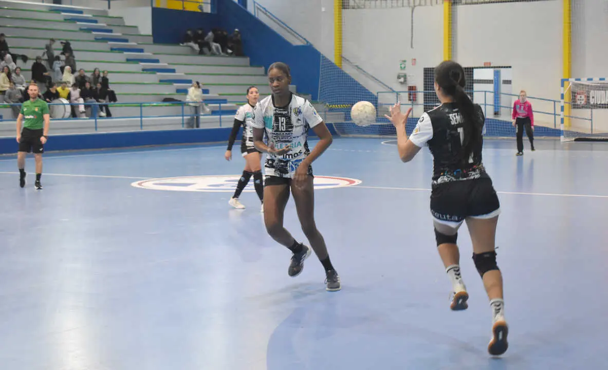 Encuentro entre el Balonmano Estudiantes de Ceuta y el DEZA C&oacute;rdoba (2)