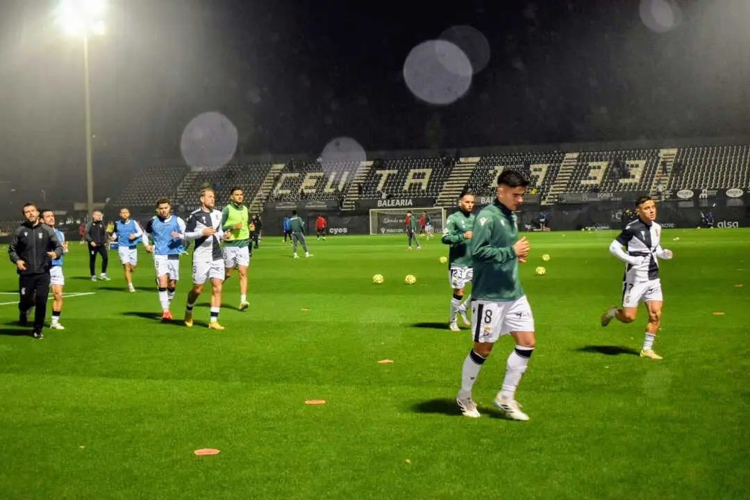 La previa del duelo entre el Ceuta (con Campa&ntilde;a de titular) y la Cultural, en im&aacute;genes / Rafa B&aacute;ez