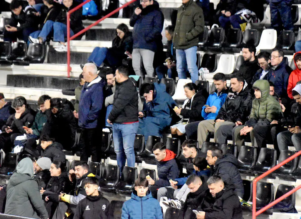 Aficionados de la AD Ceuta en el duelo ante la Cultural Leonesa 