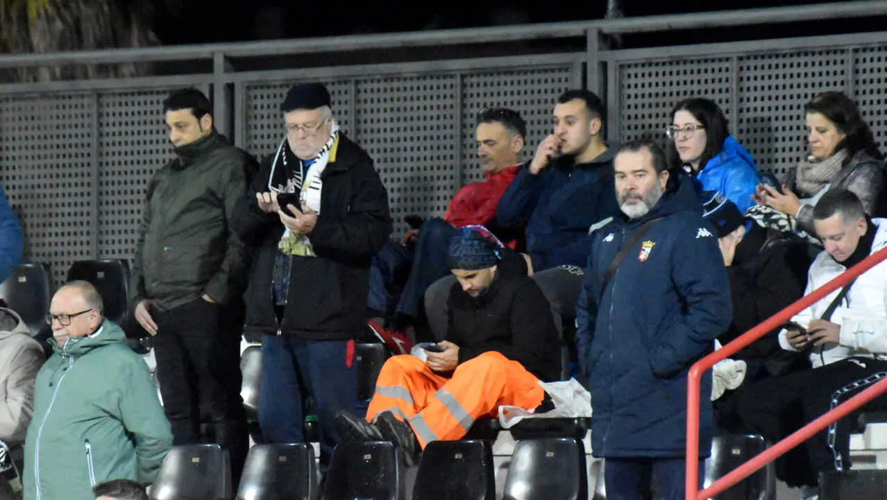 Aficionados de la AD Ceuta FC en el duelo ante la Cultural Leonesa 