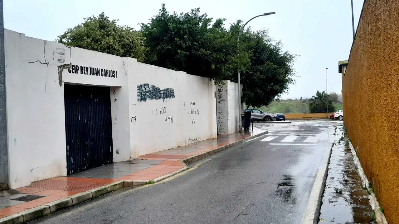 Efectos del fuerte temporal en la zona del Colegio Juan Carlos I. Foto &Uacute;rsula Alc&aacute;zar