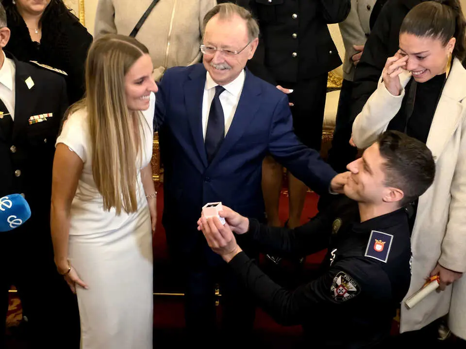 &iexcl;Vivan los Novios!_ Petici&oacute;n de matrimonio en la presentaci&oacute;n de los nuevos Polic&iacute;as Locales de Ceuta. Foto: Laura Ortiz