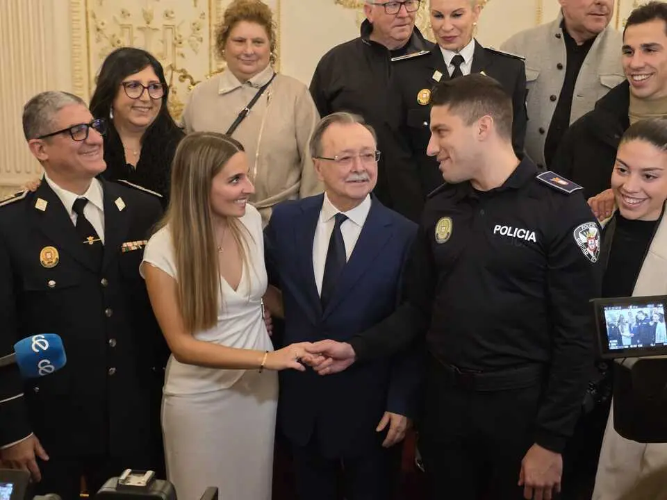 &iexcl;Vivan los Novios!_ Petici&oacute;n de matrimonio en la presentaci&oacute;n de los nuevos Polic&iacute;as Locales de Ceuta. Foto: Laura Ortiz