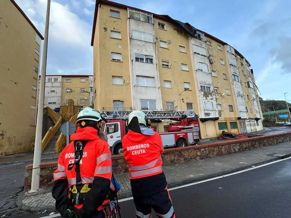 Los bomberos actuando tras el desprendimiento de tela asf&aacute;ltica en Juan XXIII