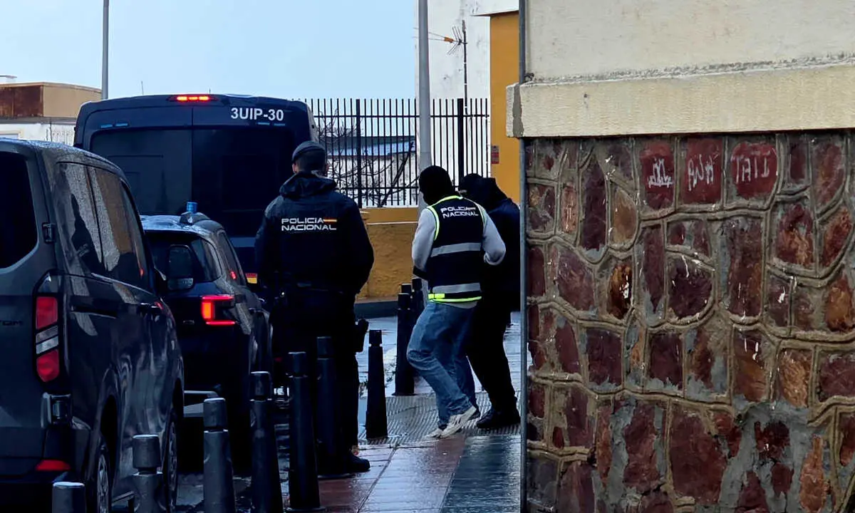 Momento en que los agentes de la Polic&iacute;a Nadcional trasladan al detenido _ Laura Ortiz