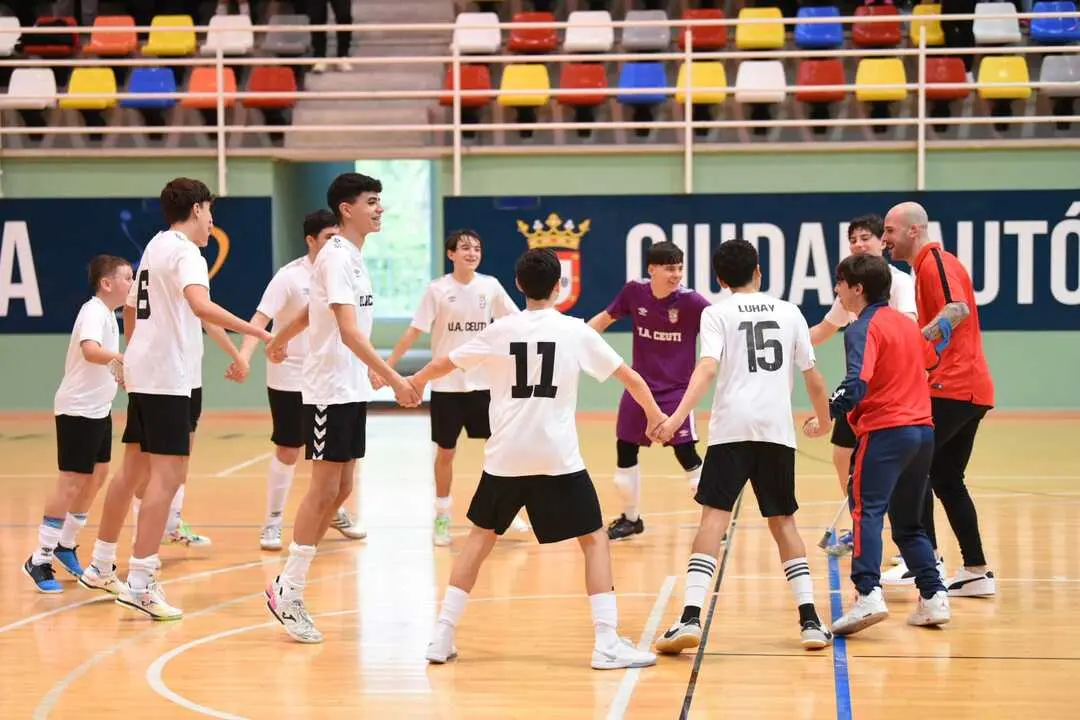 El Deportivo Ceut&iacute; derrota al CD Puerto Atl&eacute;tico y se proclama campe&oacute;n de la Liga Cadete de f&uacute;tbol sala de la RFFCE. Foto: Ra&uacute;l Fern&aacute;ndez