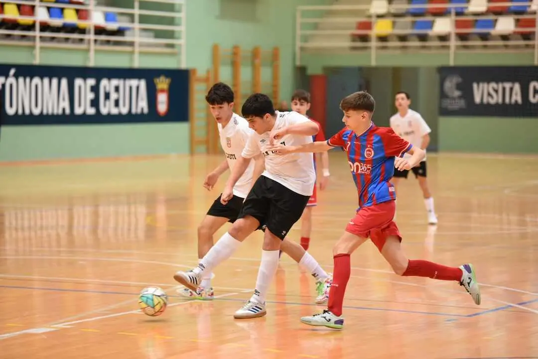 El Deportivo Ceut&iacute; derrota al CD Puerto Atl&eacute;tico y se proclama campe&oacute;n de la Liga Cadete de f&uacute;tbol sala de la RFFCE. Foto: Ra&uacute;l Fern&aacute;ndez