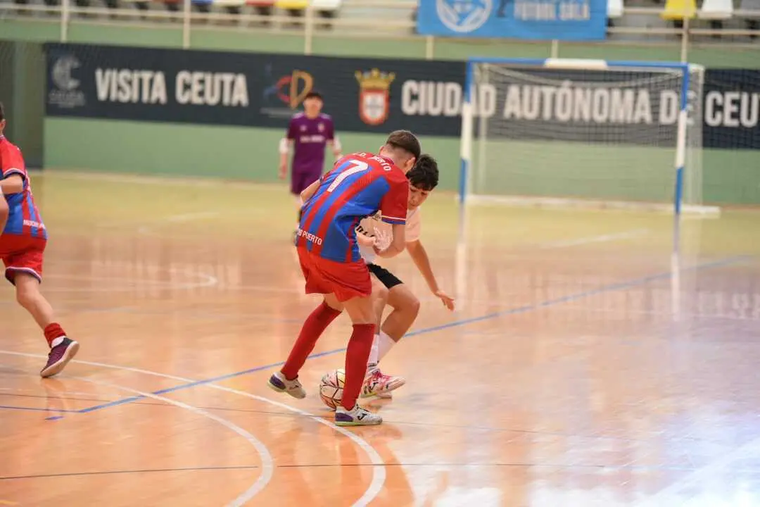 El Deportivo Ceut&iacute; derrota al CD Puerto Atl&eacute;tico y se proclama campe&oacute;n de la Liga Cadete de f&uacute;tbol sala de la RFFCE. Foto: Ra&uacute;l Fern&aacute;ndez