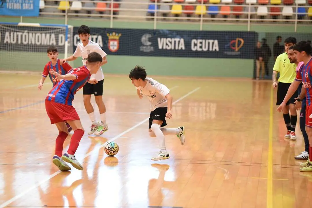 El Deportivo Ceut&iacute; derrota al CD Puerto Atl&eacute;tico y se proclama campe&oacute;n de la Liga Cadete de f&uacute;tbol sala de la RFFCE. Foto: Ra&uacute;l Fern&aacute;ndez