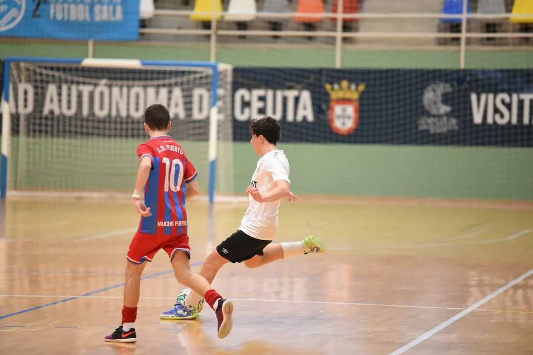 El Deportivo Ceut&iacute; derrota al CD Puerto Atl&eacute;tico y se proclama campe&oacute;n de la Liga Cadete de f&uacute;tbol sala de la RFFCE. Foto: Ra&uacute;l Fern&aacute;ndez