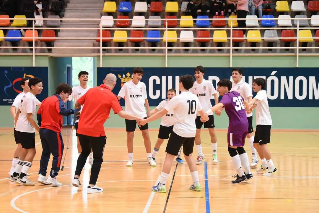 El Deportivo Ceut&iacute; derrota al CD Puerto Atl&eacute;tico y se proclama campe&oacute;n de la Liga Cadete de f&uacute;tbol sala de la RFFCE. Foto: Ra&uacute;l Fern&aacute;ndez