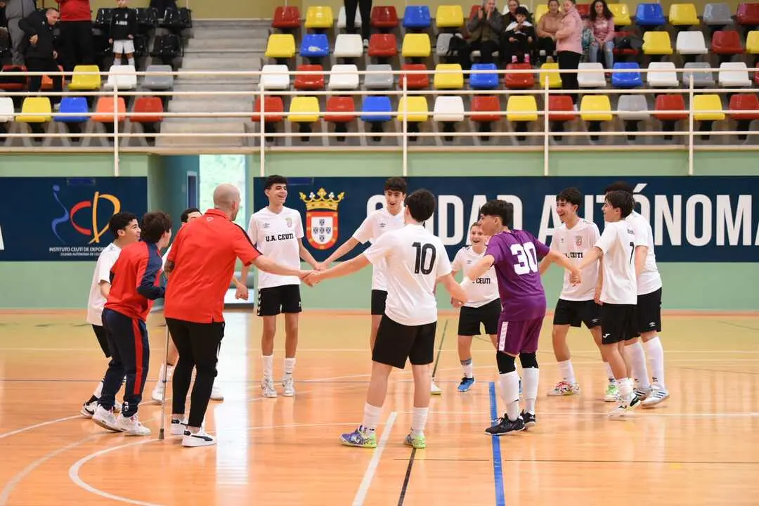 El Deportivo Ceut&iacute; derrota al CD Puerto Atl&eacute;tico y se proclama campe&oacute;n de la Liga Cadete de f&uacute;tbol sala de la RFFCE. Foto: Ra&uacute;l Fern&aacute;ndez