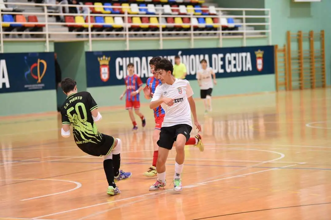 El Deportivo Ceut&iacute; derrota al CD Puerto Atl&eacute;tico y se proclama campe&oacute;n de la Liga Cadete de f&uacute;tbol sala de la RFFCE. Foto: Ra&uacute;l Fern&aacute;ndez