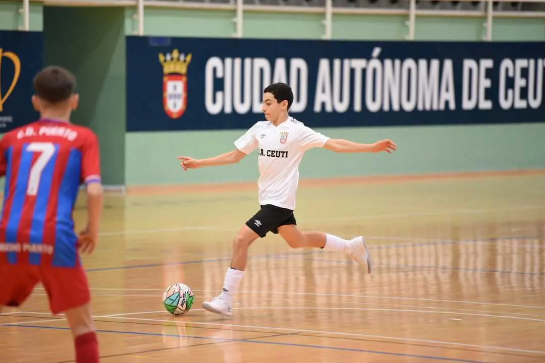 El Deportivo Ceut&iacute; derrota al CD Puerto Atl&eacute;tico y se proclama campe&oacute;n de la Liga Cadete de f&uacute;tbol sala de la RFFCE. Foto: Ra&uacute;l Fern&aacute;ndez