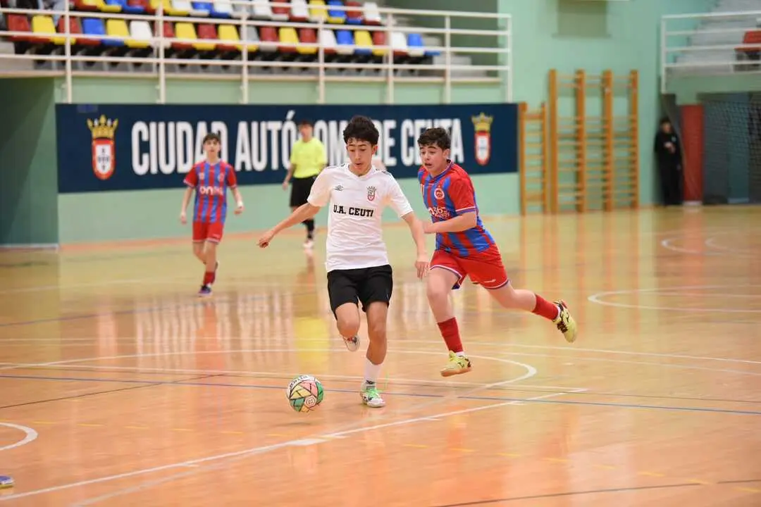 El Deportivo Ceut&iacute; derrota al CD Puerto Atl&eacute;tico y se proclama campe&oacute;n de la Liga Cadete de f&uacute;tbol sala de la RFFCE. Foto: Ra&uacute;l Fern&aacute;ndez