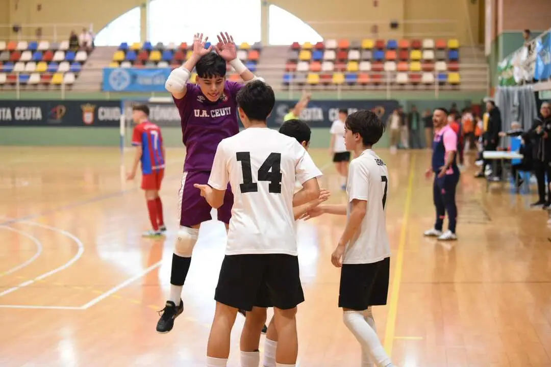 El Deportivo Ceut&iacute; derrota al CD Puerto Atl&eacute;tico y se proclama campe&oacute;n de la Liga Cadete de f&uacute;tbol sala de la RFFCE. Foto: Ra&uacute;l Fern&aacute;ndez