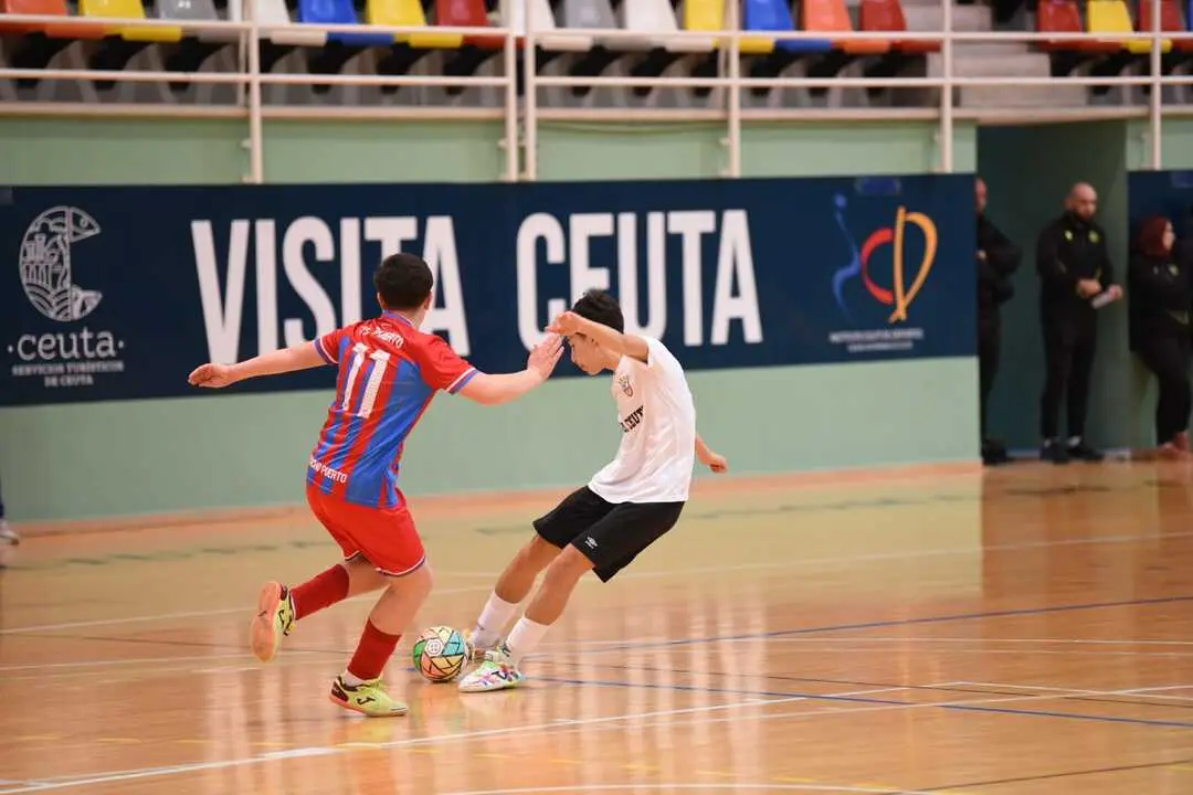 El Deportivo Ceut&iacute; derrota al CD Puerto Atl&eacute;tico y se proclama campe&oacute;n de la Liga Cadete de f&uacute;tbol sala de la RFFCE. Foto: Ra&uacute;l Fern&aacute;ndez